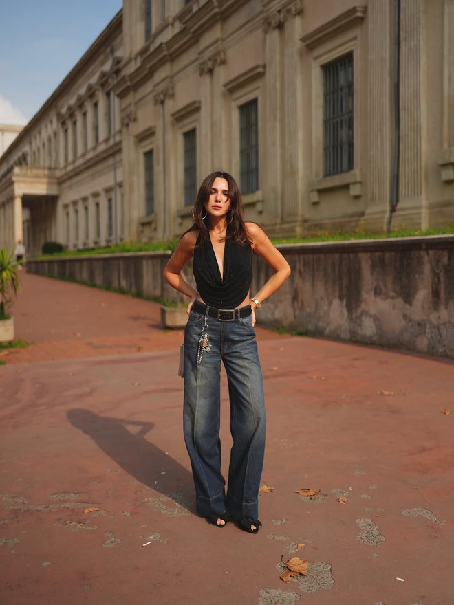 Quần jeans cạp trễ, xu hướng gợi cảm trở lại với diện mạo mới- Ảnh 10.