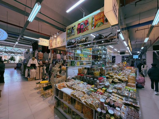 Khách du lịch đổ lên chợ mới Đà Lạt vì nhiều 'góc xinh' - Ảnh 13.