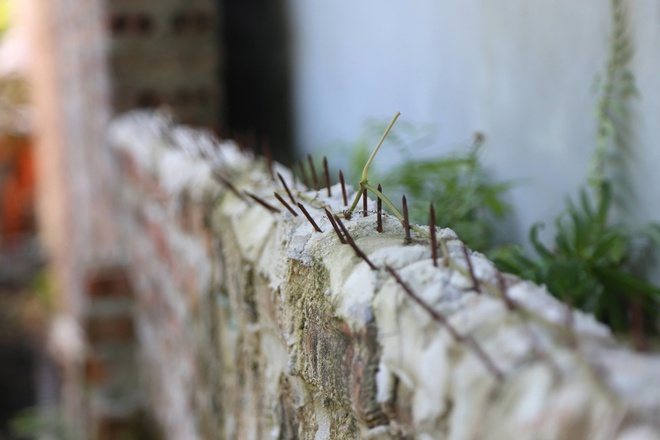 Gậy gỗ bỏ lại quanh trung tâm nơi học viên bị đánh tử vong - Ảnh 8.