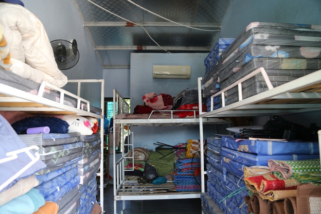 Gậy gỗ bỏ lại quanh trung tâm nơi học viên bị đánh tử vong - Ảnh 6.