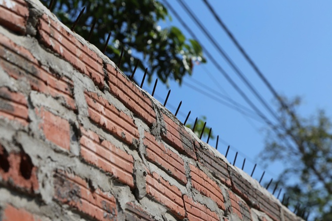 Gậy gỗ bỏ lại quanh trung tâm nơi học viên bị đánh tử vong - Ảnh 7.