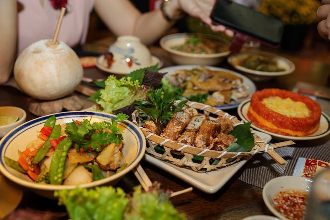 Bất ngờ m&acirc;m cỗ tết 3 miền ngay tại TP.HCM: Thực kh&aacute;ch h&agrave;o hứng 'ăn tết sớm' - Ảnh 7.