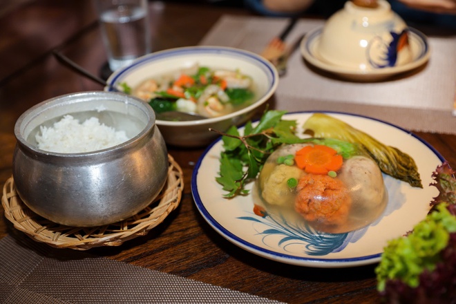 Bất ngờ m&acirc;m cỗ tết 3 miền ngay tại TP.HCM: Thực kh&aacute;ch h&agrave;o hứng 'ăn tết sớm' - Ảnh 5.