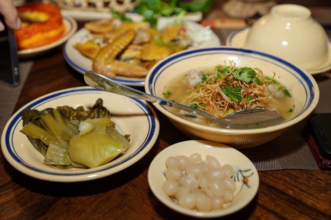 Bất ngờ m&acirc;m cỗ tết 3 miền ngay tại TP.HCM: Thực kh&aacute;ch h&agrave;o hứng 'ăn tết sớm' - Ảnh 6.