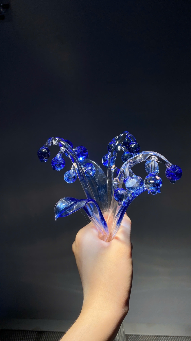 C&ocirc; g&aacute;i l&agrave;m hoa thủy tinh b&aacute;n với gi&aacute; 1 triệu đồng/b&ocirc;ng - Ảnh 4.