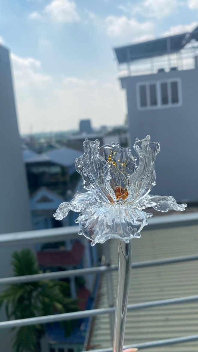 C&ocirc; g&aacute;i l&agrave;m hoa thủy tinh b&aacute;n với gi&aacute; 1 triệu đồng/b&ocirc;ng - Ảnh 10.