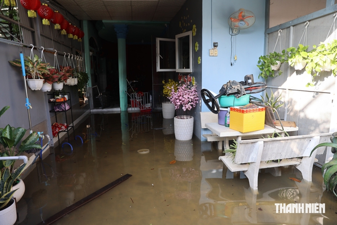 Đường và hẻm ở TP.HCM ngập từ tối đến sáng, nước vẫn ngập nửa mét - Ảnh 7.