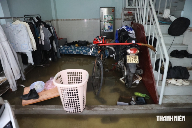 Đường và hẻm ở TP.HCM ngập từ tối đến sáng, nước vẫn ngập nửa mét - Ảnh 9.