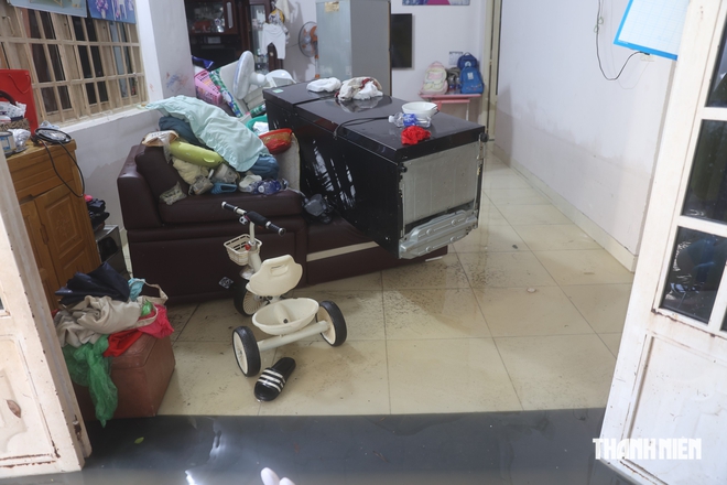 Đường và hẻm ở TP.HCM ngập từ tối đến sáng, nước vẫn ngập nửa mét - Ảnh 8.