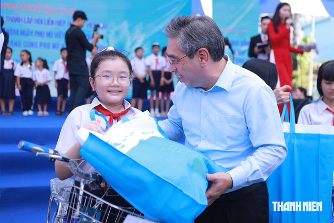 Nguyên Phó chủ tịch nước Trương Mỹ Hoa dự lễ phát động phong trào phụ nữ TP.HCM- Ảnh 4.