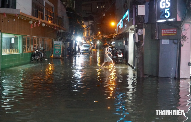 Ngập nước lúc 0 giờ: Người mắc kẹt không về nhà, người chờ dọn dẹp - Ảnh 7.