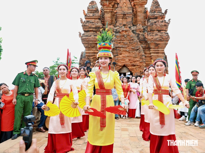 Hàng nghìn người dự chính lễ Katê 2026 tại tháp Pô Klong Garai- Ảnh 7.