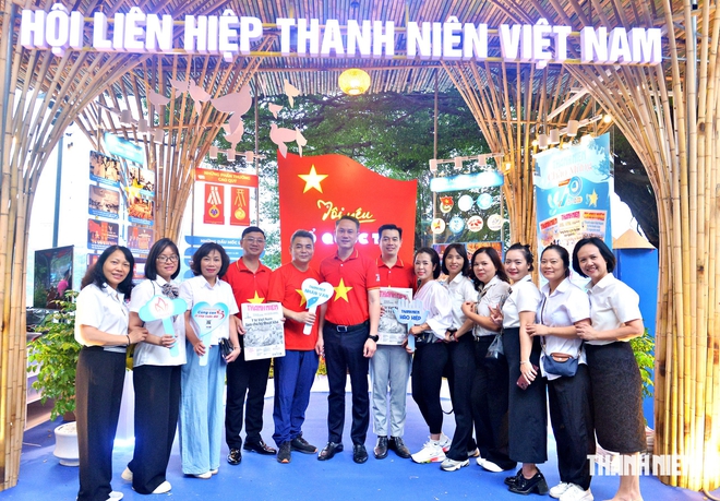 Khai mạc triển lãm '70 năm dấu ấn - tiếp nối khát vọng' - Ảnh 10.