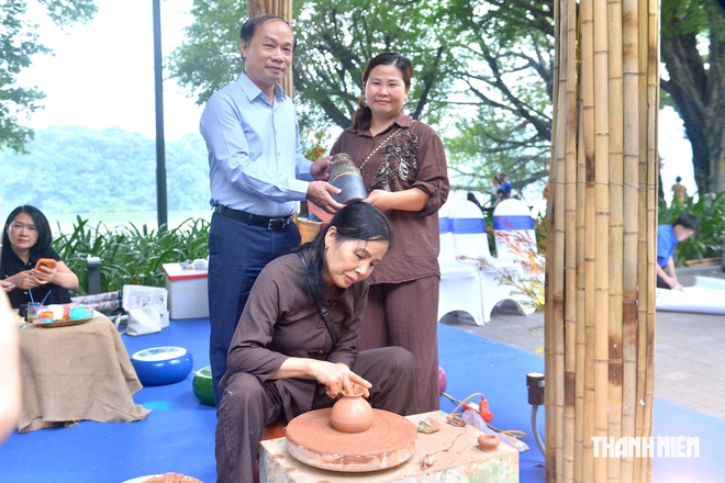 Khai mạc triển lãm '70 năm dấu ấn - tiếp nối khát vọng' - Ảnh 8.