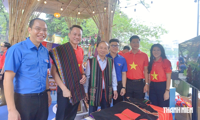 Khai mạc triển lãm '70 năm dấu ấn - tiếp nối khát vọng' - Ảnh 7.