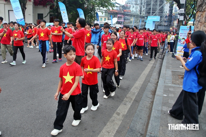 Hàng vạn người tham gia phong trào toàn dân tập luyện thể thao ở hồ Hoàn Kiếm- Ảnh 6.