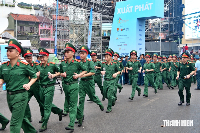 Hàng vạn người tham gia phong trào toàn dân tập luyện thể thao ở hồ Hoàn Kiếm- Ảnh 4.