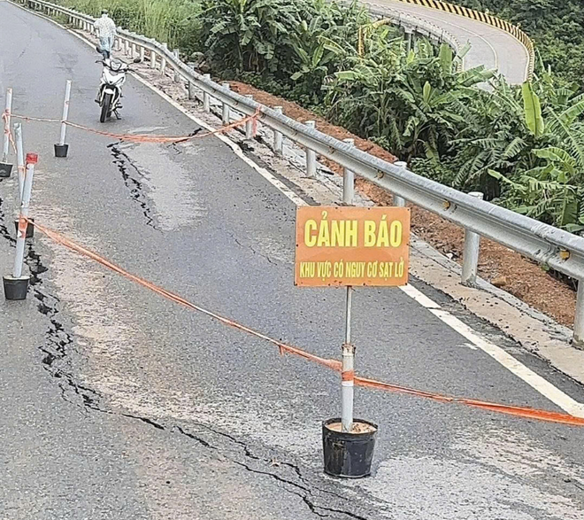 Sụt lún trên đèo Đại Ninh lan rộng, đe dọa an toàn giao thông quốc lộ 28B- Ảnh 3.
