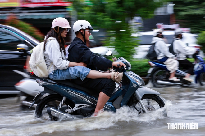 Triều cường vượt lịch sử: Nhiều người ở TP.HCM ngồi ăn, hát karaoke giữa mênh mông nước - Ảnh 15.