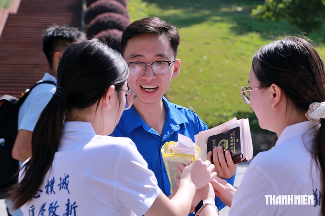 Đ&oacute;n thanh ni&ecirc;n Trung Quốc bắt đầu chuyến h&agrave;nh tr&igrave;nh đỏ tại Việt Nam- Ảnh 5.