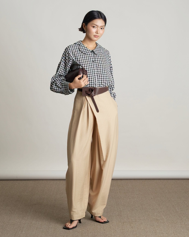 5 kiểu áo blouse nữ tính để nàng làm mới phong cách công sở- Ảnh 9.