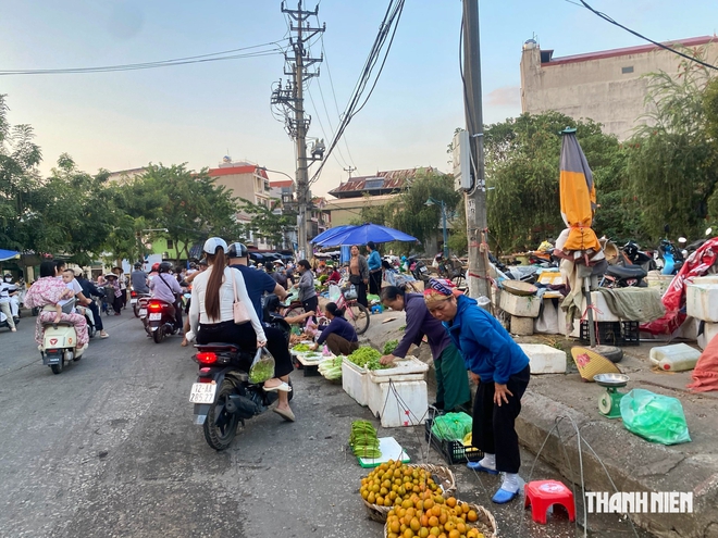 Lạng Sơn: Người dân ra giữa đường bán hàng thay vì đến chợ mới- Ảnh 3.
