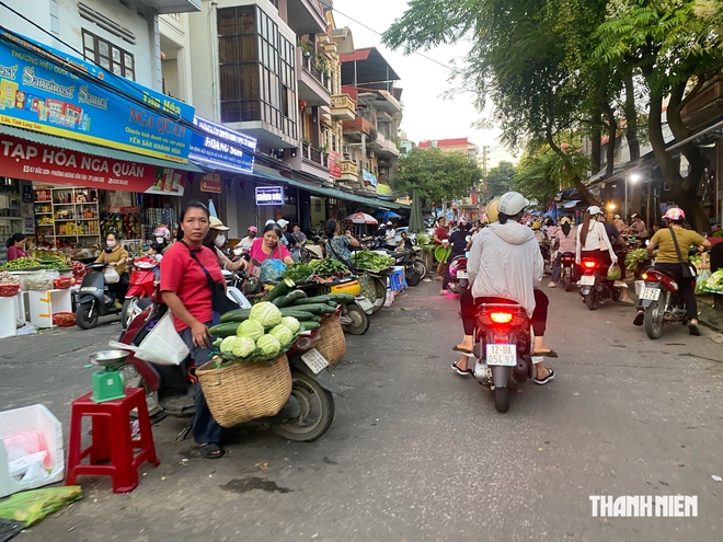 Lạng Sơn: Người dân ra giữa đường bán hàng thay vì đến chợ mới- Ảnh 2.
