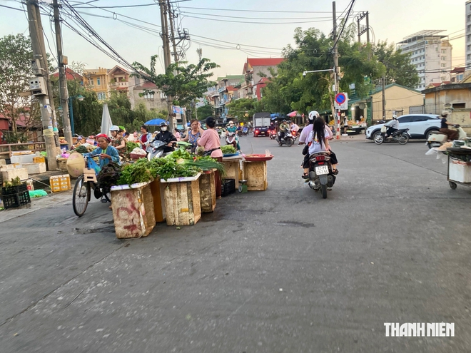 Lạng Sơn: Người dân ra giữa đường bán hàng thay vì đến chợ mới- Ảnh 4.