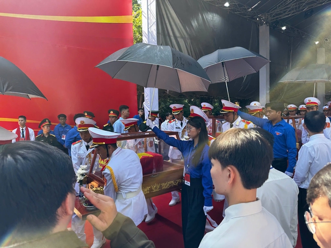 Áo xanh, nhành hoa trắng và lòng biết ơn - Ảnh 7.