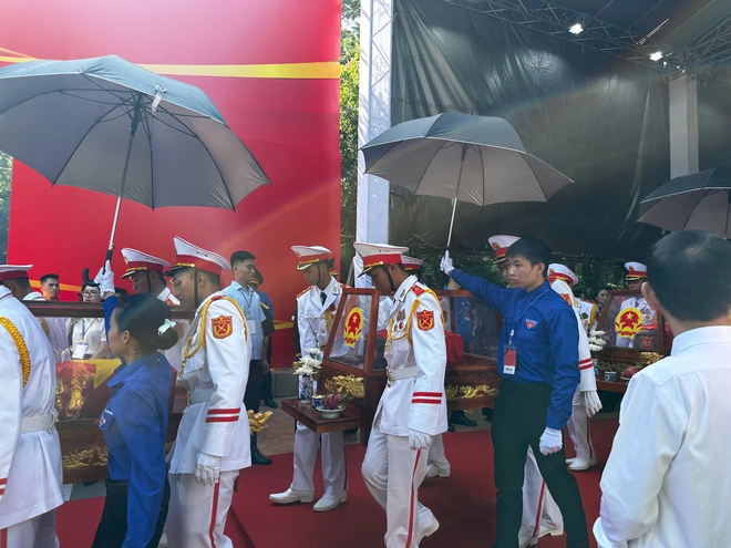 Áo xanh, nhành hoa trắng và lòng biết ơn - Ảnh 2.