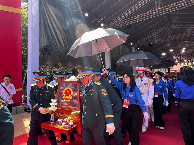 Áo xanh, nhành hoa trắng và lòng biết ơn - Ảnh 4.