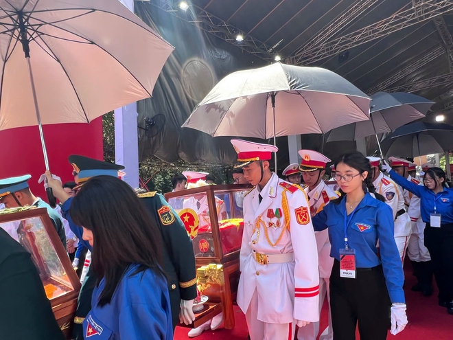 Áo xanh, nhành hoa trắng và lòng biết ơn - Ảnh 6.