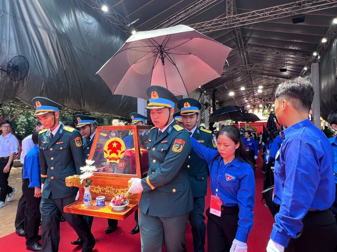 Áo xanh, nhành hoa trắng và lòng biết ơn - Ảnh 5.