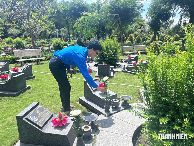 Bạn trẻ đứng dọc các tuyến đường dẫn về Nghĩa trang liệt sĩ TP.HCM để tri ân - Ảnh 15.
