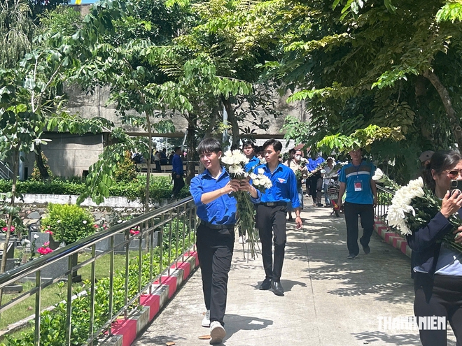 Bạn trẻ đứng dọc các tuyến đường dẫn về Nghĩa trang liệt sĩ TP.HCM để tri ân - Ảnh 13.