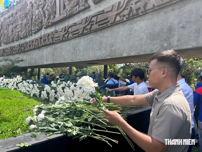 Bạn trẻ đứng dọc các tuyến đường dẫn về Nghĩa trang liệt sĩ TP.HCM để tri ân - Ảnh 12.
