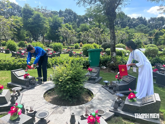 Bạn trẻ đứng dọc các tuyến đường dẫn về Nghĩa trang liệt sĩ TP.HCM để tri ân - Ảnh 16.