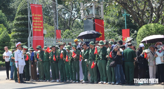 Bạn trẻ đứng dọc các tuyến đường dẫn về Nghĩa trang liệt sĩ TP.HCM để tri ân - Ảnh 6.