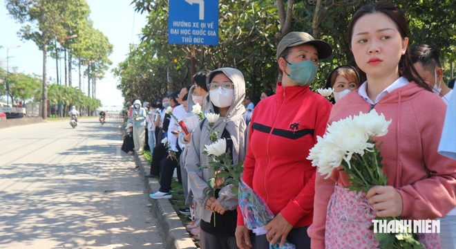Bạn trẻ đứng dọc các tuyến đường dẫn về Nghĩa trang liệt sĩ TP.HCM để tri ân - Ảnh 9.