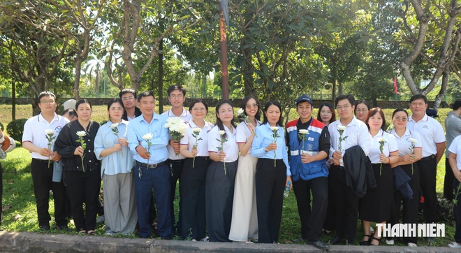 Bạn trẻ đứng dọc các tuyến đường dẫn về Nghĩa trang liệt sĩ TP.HCM để tri ân - Ảnh 10.