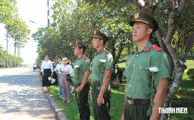 Bạn trẻ đứng dọc các tuyến đường dẫn về Nghĩa trang liệt sĩ TP.HCM để tri ân - Ảnh 7.