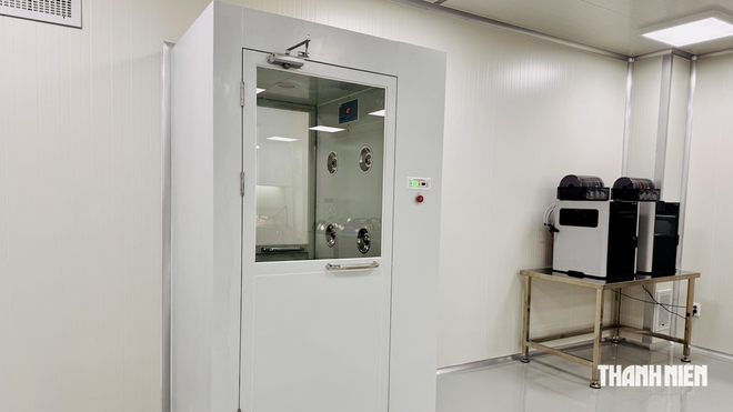 B&ecirc;n trong 'ph&ograve;ng sạch' chuẩn ISO dạy ng&agrave;nh b&aacute;n dẫn của Trường CĐ Kỹ thuật Cao Thắng - Ảnh 2.