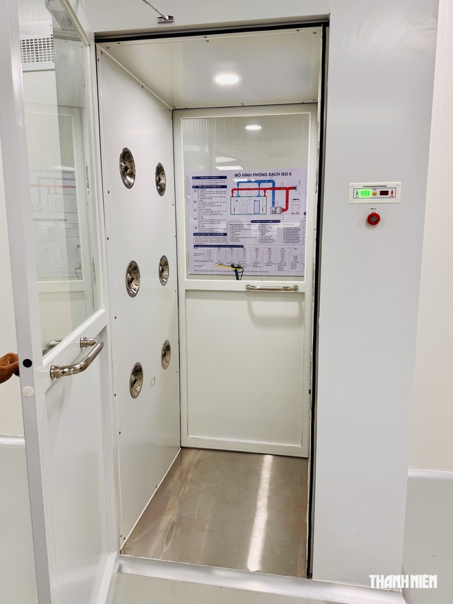 B&ecirc;n trong 'ph&ograve;ng sạch' chuẩn ISO dạy ng&agrave;nh b&aacute;n dẫn của Trường CĐ Kỹ thuật Cao Thắng - Ảnh 3.