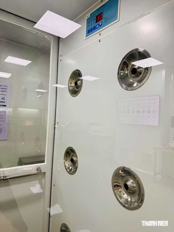 B&ecirc;n trong 'ph&ograve;ng sạch' chuẩn ISO dạy ng&agrave;nh b&aacute;n dẫn của Trường CĐ Kỹ thuật Cao Thắng - Ảnh 4.