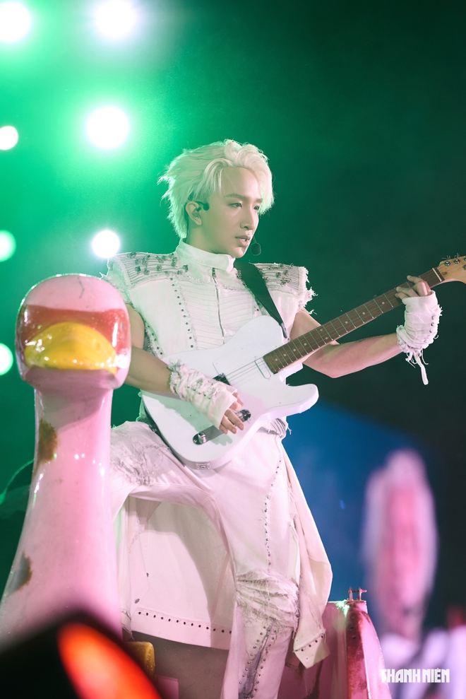 Đại Nghĩa, H&agrave; Anh Huy đu d&acirc;y tại Concert Anh trai vượt ng&agrave;n ch&ocirc;ng gai 2026 - Ảnh 11.