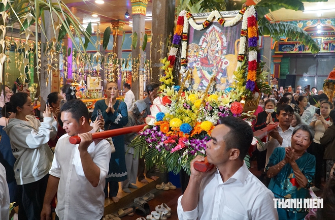 Người dân rước kiệu, xin lửa ngày vía Bà Mariamman ở trung tâm TP.HCM - Ảnh 9.