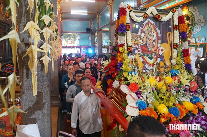 Người dân rước kiệu, xin lửa ngày vía Bà Mariamman ở trung tâm TP.HCM - Ảnh 10.