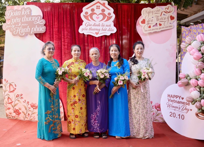 12 chị em ruột lớn tuổi tổ chức kỷ niệm ngày cưới trong căn nhà cổ - Ảnh 3.