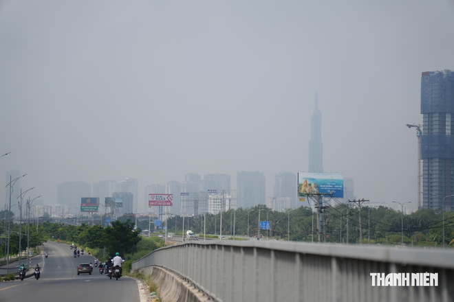 Bầu trời TP.HCM mờ đục, t&agrave;i xế c&ocirc;ng nghệ lo h&iacute;t bụi suốt ng&agrave;y ngo&agrave;i đường - Ảnh 7.