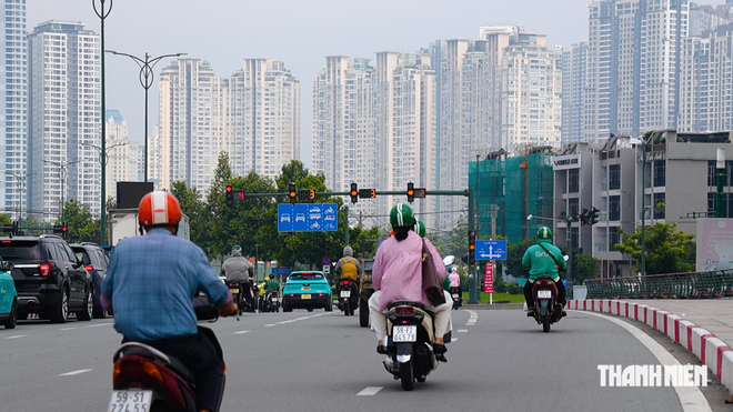 Bầu trời TP.HCM mờ đục, t&agrave;i xế c&ocirc;ng nghệ lo h&iacute;t bụi suốt ng&agrave;y ngo&agrave;i đường - Ảnh 5.